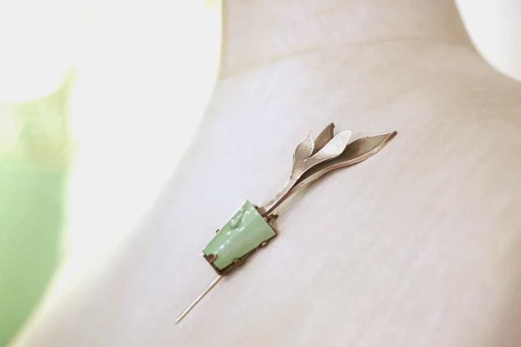 Broche Argentum de interior, plata envejecida y porcelana