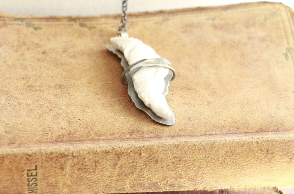 Colgante Pluma, plata envejecida y porcelana
