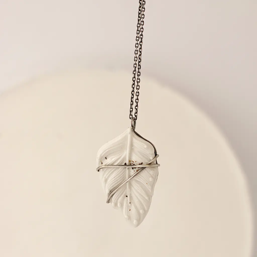 Pluma y hoja