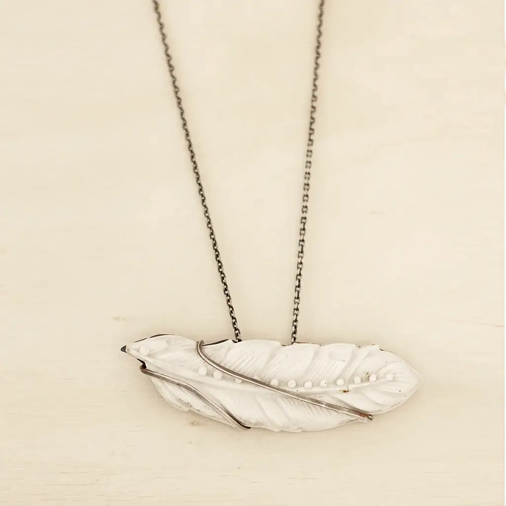 Pluma tumbada